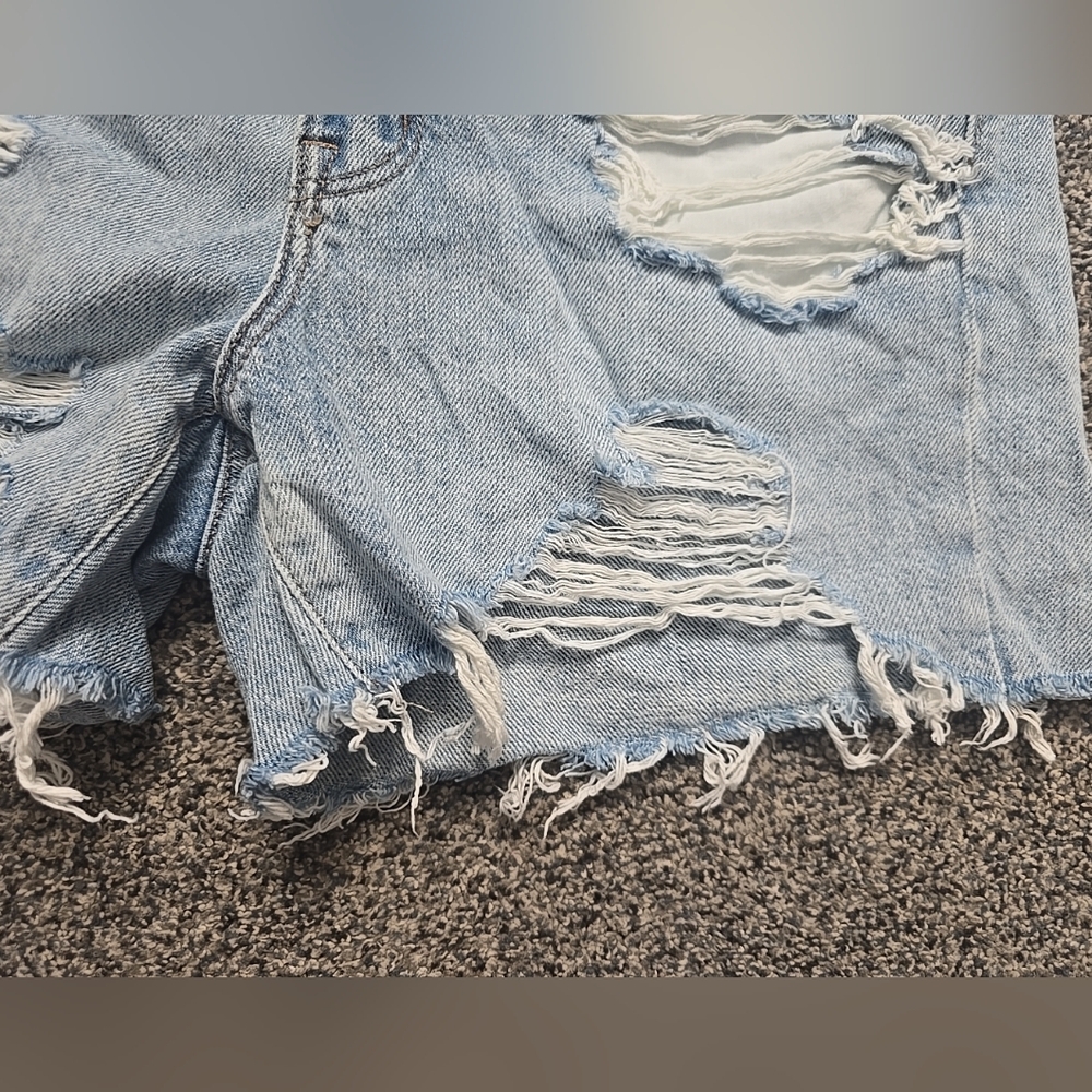 American Eagle 90s Boyfriend Shorts Light Blue Denim Distressed  Size 6 - Picture 12 of 13